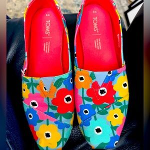 Tom’s fun floral flat shoes in great condition.